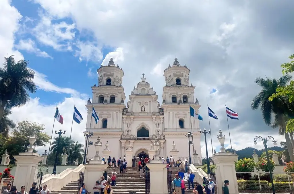 La Oficina de Comunicación Social como parte de la Oficina Territorial de Guatemala realizan entrevistas en el Atrio de la Basílica del Señor de Esquipulas, Chiquimula a peregrinos que visitan la Capital Centroamericana de la fe.