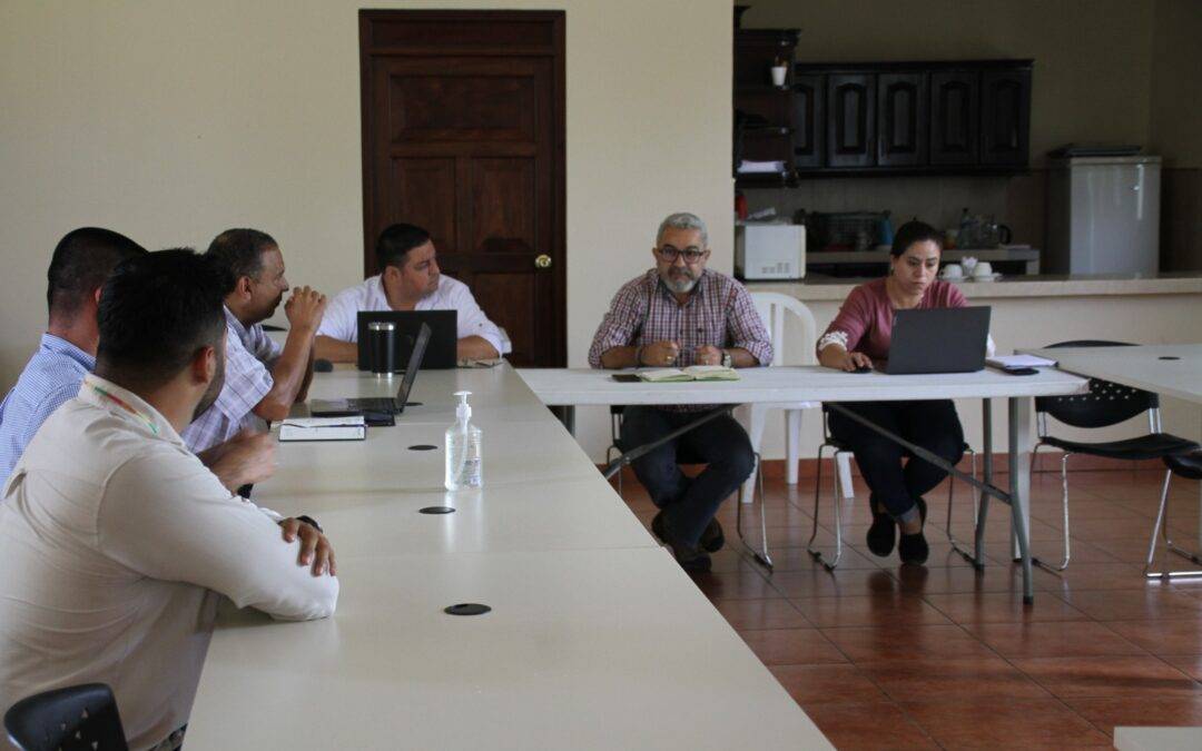Como parte de las actividades de la Oficina Territorial de Plan Trifinio en el marco del proyecto Protección de la Reserva de Biosfera Transfronteriza Trifinio Fraternidad, financiado por la Cooperación alemana -KFW-, se llevó a cabo reunión conjuntamente con el proveedor de materiales y la Dirección Municipal de Planificación de la Municipalidad de Esquipulas